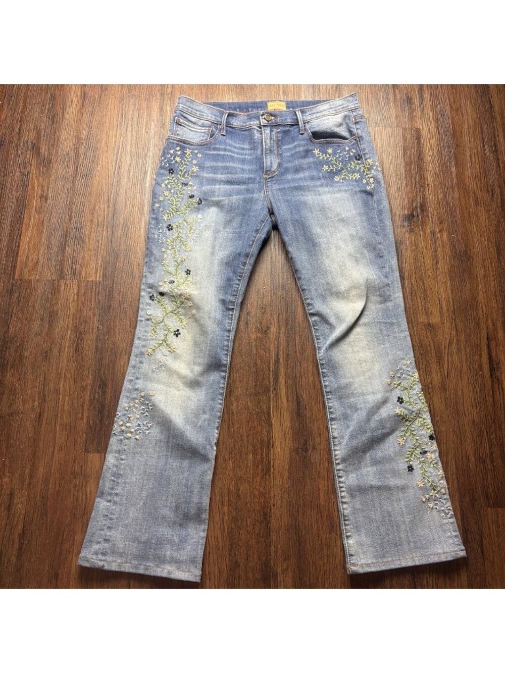 Driftwood Kelly Bootcut Jeans Women’s Size 32 Light Wash Floral Embroidered